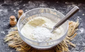 Mix sugar, semolina, flour, baking powder in a bowl.