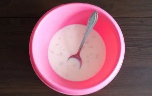 Mix warm milk, sugar, salt and yeast in a bowl. Stir, leave for 10 minutes.