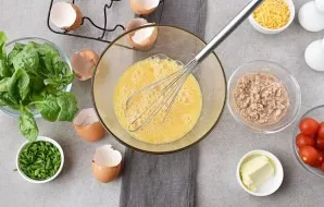 Beat the eggs in a deep bowl, season with salt and pepper to taste and add a couple of tablespoons of cold water. Lightly beat until smooth.