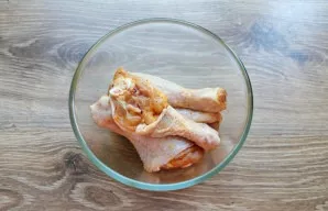 Wash and dry the chicken legs. Mix turmeric, paprika and black pepper. Season the chicken legs and place in a bowl. Cover the bowl and le...