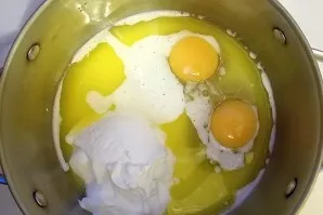 Mix eggs, melted butter and sour cream until smooth.
