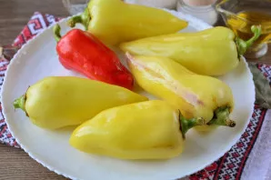 Rinse the sweet pepper, brush it on all sides with oil.