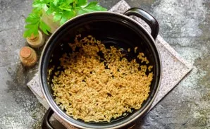 Rinse the barley well, transfer to the pot.