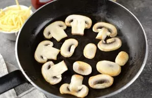 Heat a little vegetable oil in a pan, cut the mushrooms into thin slices, fry until light golden brown on both sides.