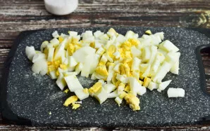 Chop boiled chicken eggs.