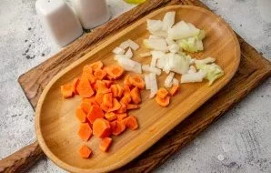 Peel onions and carrots and cut into small cubes.