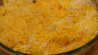 Boil the egg. Grate on a fine grater in the filling along with hard cheese. Stir the filling thoroughly.