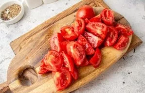 Wash and dry the tomatoes. Cut into slices.