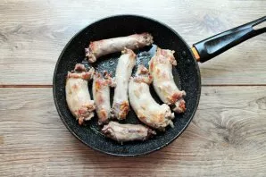 Wash the neck, dry and cut into pieces. Pour vegetable oil into the pan, heat over medium heat and fry the turkey necks on all sides unti...