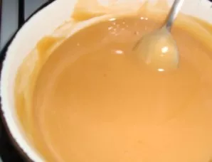 Brew pudding powder with 0.5 l of hot milk and leave to cool.