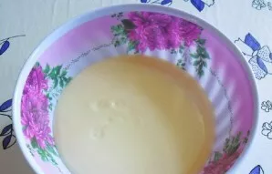 Pour kefir and stir.