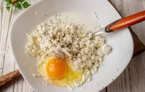For the filling, mix cottage cheese, egg, kefir, salt and black pepper.