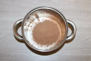 Pour milk into a saucepan, add sugar, cocoa. Put on the stove on a slow fire, stir constantly.
