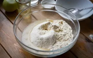 Sift all the flour into a bowl, add water, vegetable oil, add salt.