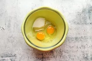 Break eggs into a bowl, add sugar and vanilla sugar, beat everything until smooth.