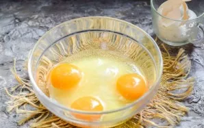 Pour all the sugar into a bowl, beat the eggs.