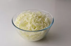 Rinse the cabbage, remove the stalk and upper leaves. Finely chop the cabbage.