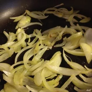 Finely chop the onion. Put in a preheated pan with sunflower oil. Fry the onion until it becomes soft.