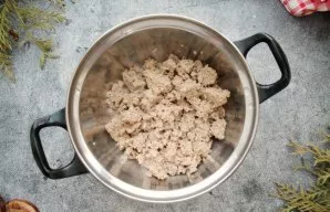 Remove the crusts from the rye bread, cut into pieces and pour it with milk. Mix everything and let stand for 10 minutes.