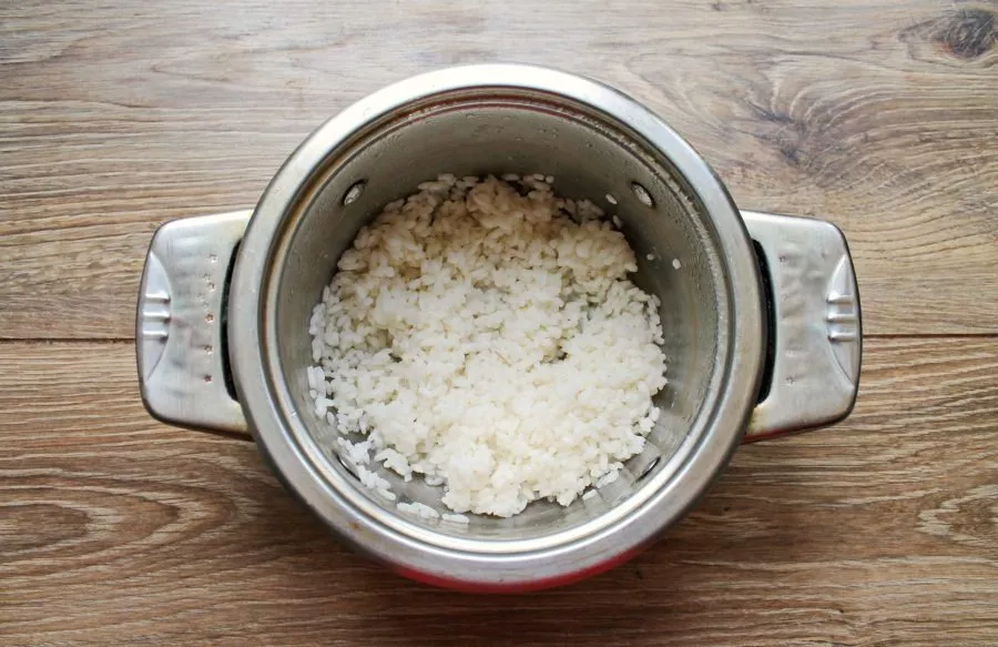 Pour water into a pot and bring to a boil. Wash the rice and put it in a bowl. Cook on medium heat for 6-8 minutes until the water is com...