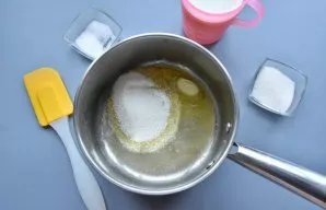 For the base prepare rice porridge. To do this, melt the butter in a saucepan and add flakes.
