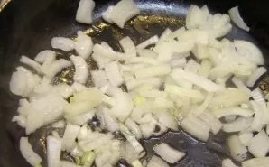After the carrots are fried (it should have taken about 10 minutes), lets move on to the onions. We clean, wash and chop finely. Fry in t...