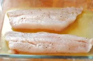 For the dough, mix the egg with lemon juice, salt and pepper, and garlic. We