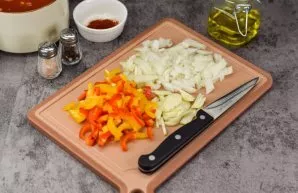 Peel onions, garlic and bell pepper. Wash and dry the vegetables. Cut the onion into small cubes, chop the garlic also finely, cut the pe...