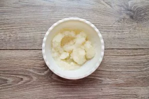 Pour gelatin with cold, boiled water and leave to swell for 30-40 minutes