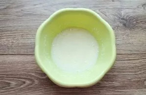 Pour kefir into a bowl, add sugar and mix.