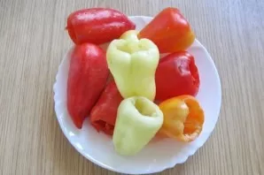 Remove the pod from the peppers, rinse thoroughly.