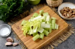 Cut the celery stalks together with the leaves into small pieces.