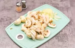 Peel the onion and chop finely. Cut the mushrooms into slices. Heat the pan and pour a little oil, add mushrooms and onions, fry until te...