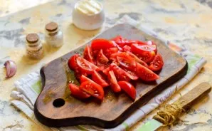 Rinse the tomatoes, dry. You can take cherry or ordinary tomatoes. Cut the tomatoes into small pieces, slices.