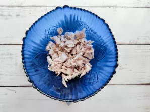 Cut the boiled chicken into small pieces and put it on a deep plate.