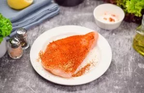 Rub the chicken fillet with spices paprika, garlic, salt and pepper. Leave to marinate for 30 minutes.