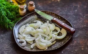 Peel the onion, wash it and dry it. Cut into half rings.