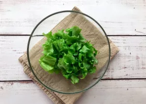 Wash the lettuce well, dry it, cut it and place it in a deep plate.