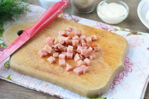Cut the ham into cubes.