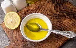 Prepare the infusion: mix olive oil, the juice of half a lemon, a little salt and ground black pepper.