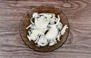 Finely chop the onion, sprinkle with sugar and pour with lemon juice. Leave to marinate for 15 minutes.