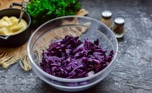 Wash and dry the red cabbage, then cut into thin strips. Put the cabbage in a salad bowl.
