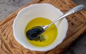 Prepare salad dressing. Mix olive oil, lemon juice, balsamic sauce, salt and black pepper to taste. Stir and let stand.