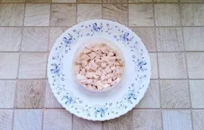 Cut the smoked chicken into small cubes and lay out the first layer of salad.