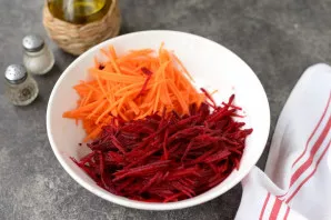 Finely chop the carrots and beets, transfer the vegetables to a deep bowl.