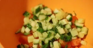 Put a crushed cucumber there. Salt the vegetables a little for taste.