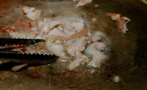 Cut the bacon into small pieces. And fry in olive oil.