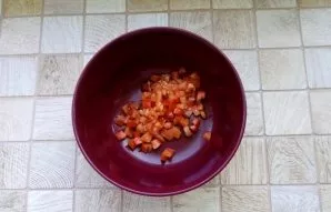 Wash the tomatoes, cut into small cubes and put in a bowl.