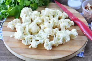 Divide the cauliflower into small inflorescences  by hand or cut it with a knife.