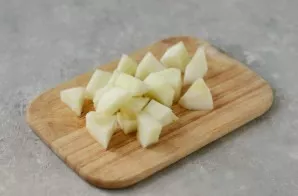 Peel the melon, remove the seeds and cut into cubes.